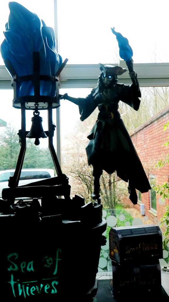[17/04/2019] Rare hat ein Faible für gigantische Figuren ihrer Charaktere. Die schaurige Schönheit Belle sollte in Sea of Thieves ursprünglich die rettende Rolle übernehmen, die jetzt die Meerjungfrauen innehaben. Aber wer weiß, vielleicht schafft sie es irgendwann ja auch ins Spiel.