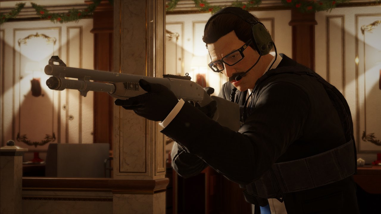 Operator Warden mit einer Schrotflinte im Anschlag.
