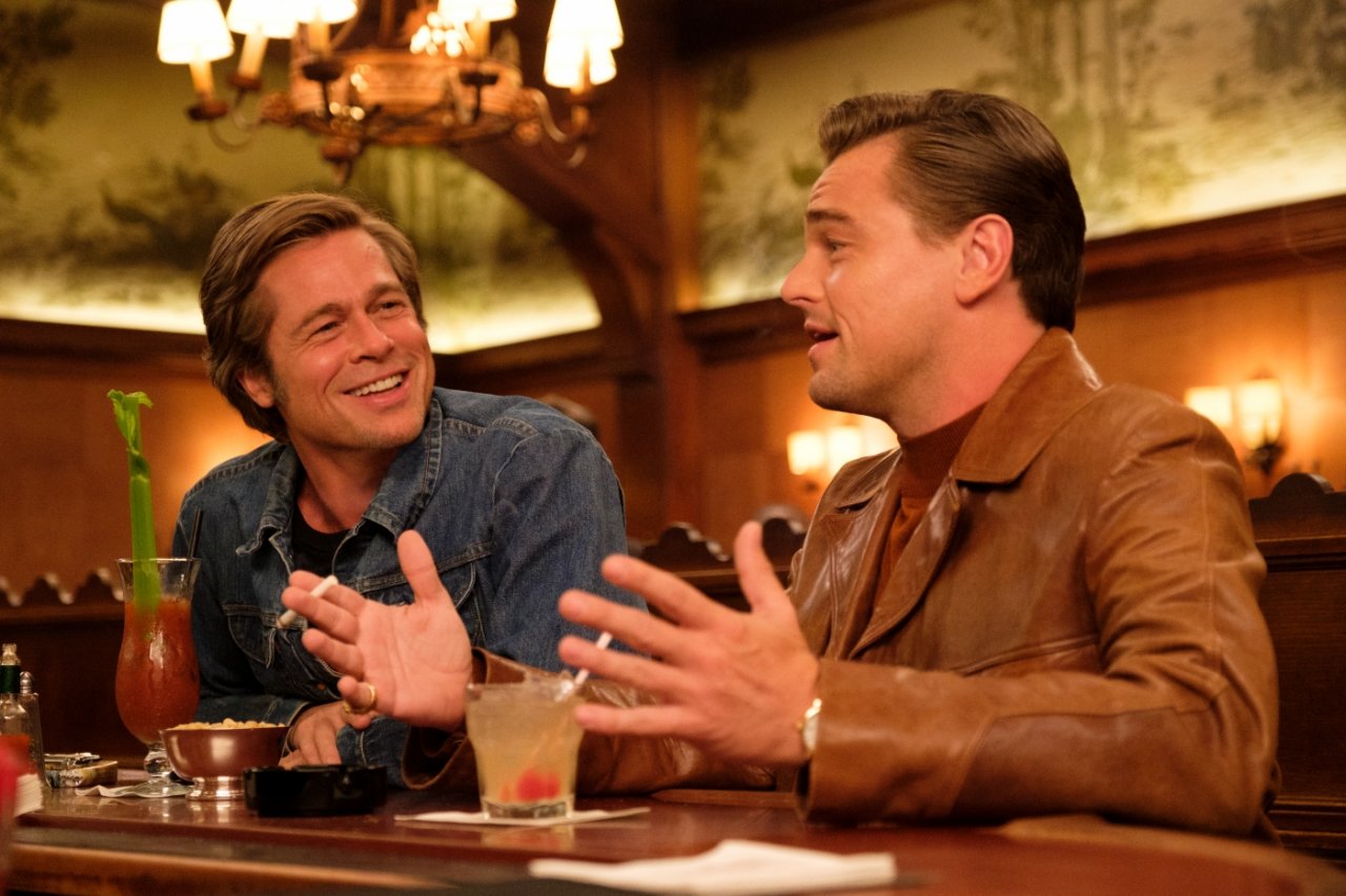 [25/07/2019] Rick Dalton (Leonardo DiCaprio) und Cliff Booth (Brad Pitt) sind auf der Suche nach einem Job.