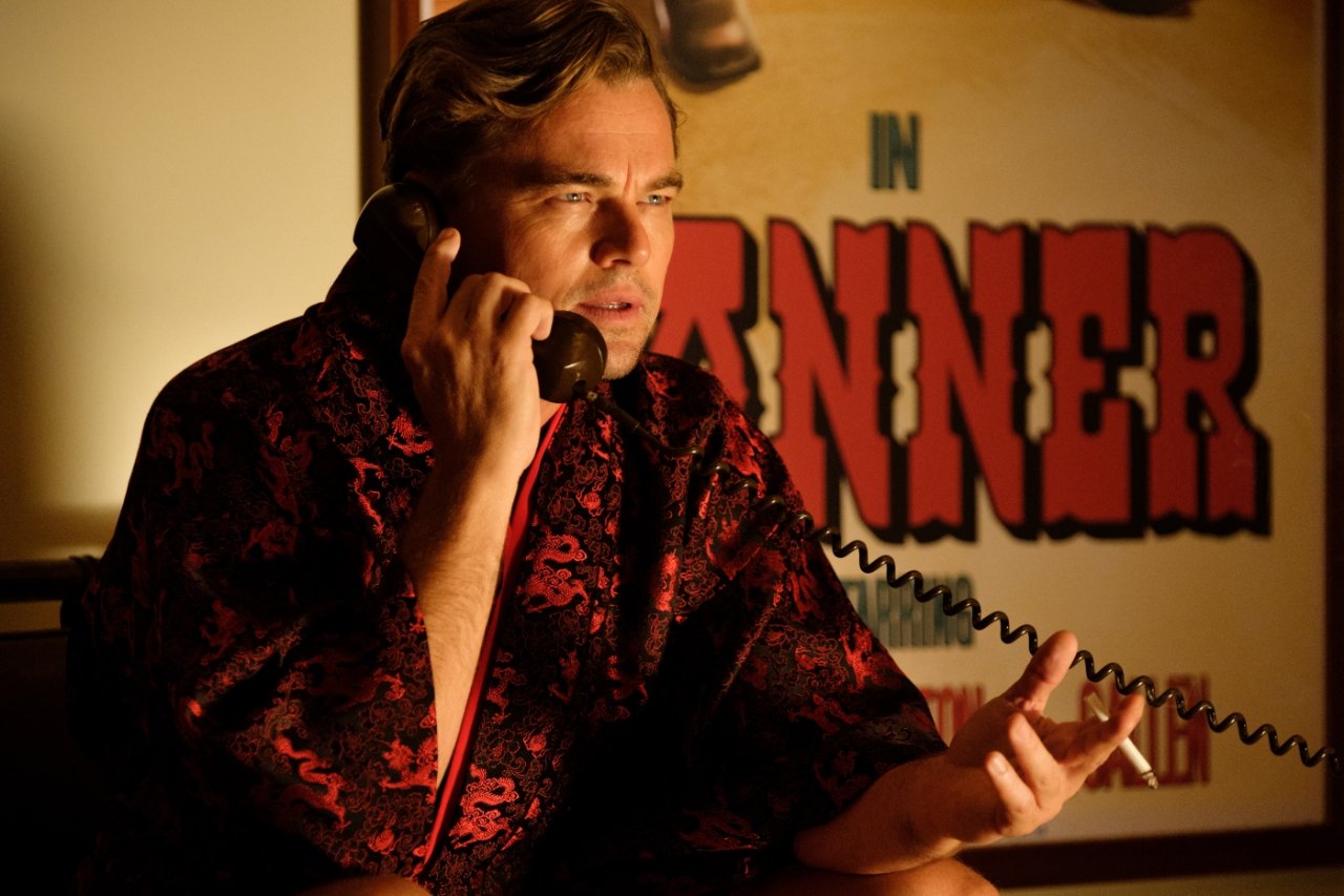 Rick (Leonardo DiCaprio) bekommt einen Anruf von seinem Agenten.