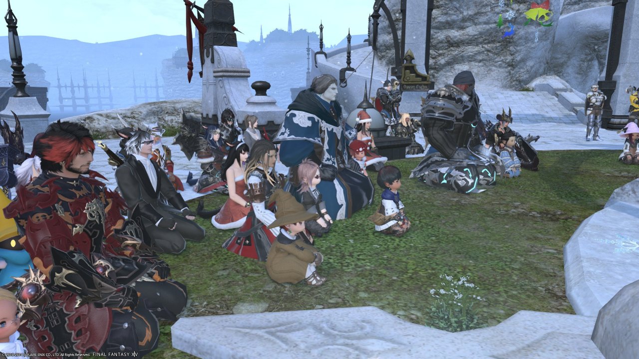 [05/07/2019] Versammlung für den Barden: Freunde und Fremde aus Final Fantasy 14 erweisen die letzte Ehre&nbsp;Es war im Dezember 2014. Ein User namens „Pattmyn“ postete auf Reddit einen Beitrag über seinen Freund, der sich gerade im Krankenhaus befand. Dieser war als&nbsp;„Codex Vahlda“ im MMORPG Final Fantasy 14 bekannt und spielte einen Barden. Leider erlitt er einen Hirntod auf der Intensivstation. Sein Zustand hatte sich zuvor durch Nierenversagen massiv verschlechtert – und das, obwohl mit seinem Bruder bereits ein Spender gefunden war. „Pattmyn“ schrieb, dass Maschinen seinen Freund noch am Leben erhalten würden, damit seine Familie Abschied nehmen könne. Berührt von dieser Situation taten es Spieler auf dem Server gleich: Sie versammelten und knieten vor dem Haus der Gilde, der „Codex Vahlda“ angehörte. Die meisten von ihnen waren Fremde und hatten noch nie Kontakt zu dem Barden gehabt. Erst war es nur eine Handvoll Spieler, doch mit der Zeit wuchs die Menge derart an, dass die Grafik-Engine des Spiels Mühe hatte, Schritt zu halten. Auf anderen Servern gab es ähnliche Versammlungen. An einem Strand, der nicht weit vom Haus weg lag, veranstalteten die Spieler mit Hilfe von Zaubersprüchen ein Abschiedsfeuerwerk. Ein paar Stunden später, am 21. Dezember 2014, stellten die Ärzte die lebenserhaltenden Maschinen schließlich ab. „Pattmyn“ berichtete daraufhin im Spielforum, dass die Familie von der Aktion im Spiel erfahren hatte. Auch wenn Hunderte von Kilometern zwischen „Codex Vahlda“ und seinen Mitspielern lagen, war Final Fantasy 14 zumindest virtuell ein Ort, wo sie gemeinsam mit dieser Geste Anteilnahme zeigen konnten. 