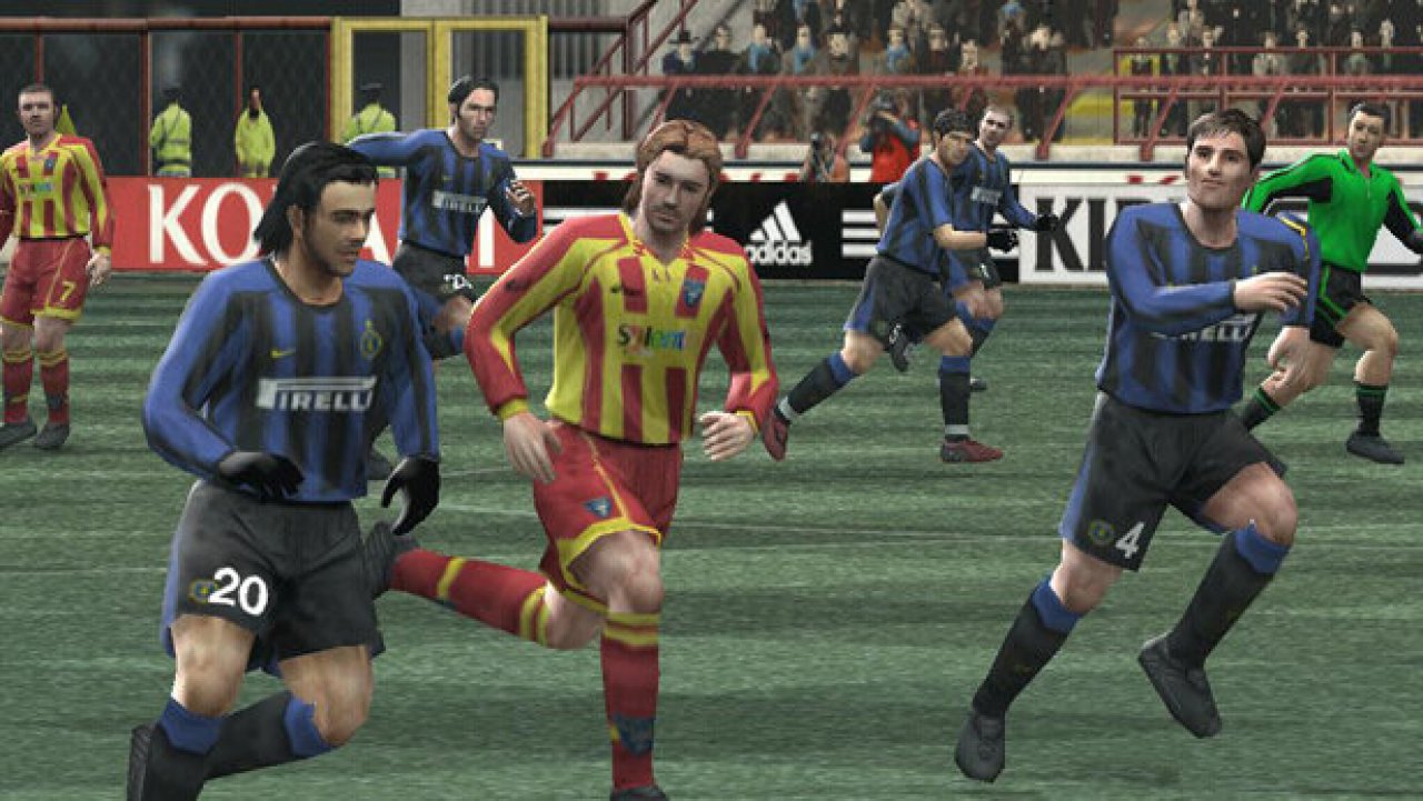 [19/07/2019] In Pro Evolution Soccer 4 setzte Konami auf gleich drei Cover-Stars: Schiedsrichter Pierluigi Collina, Star-Stürmer Francesco Totti und den noch im Jahr zuvor bei EA Sports unter Vertrag stehenden Thierry Henry.