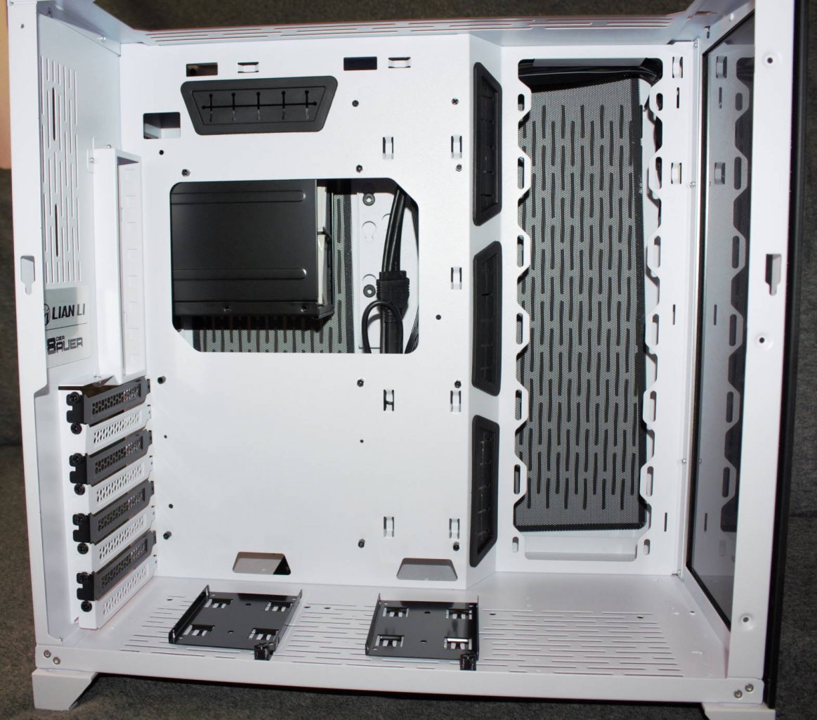 [30/08/2019] Ein Blick auf die leere Hauptkammer, quasi das komplette rechte Drittel ist ein Montageplatze für einen 360mm-Radiator oder drei 120mm-Lüfter. Unten sind zwei entfernbare Schlitten für 2,5-Zoll-Laufwerke.