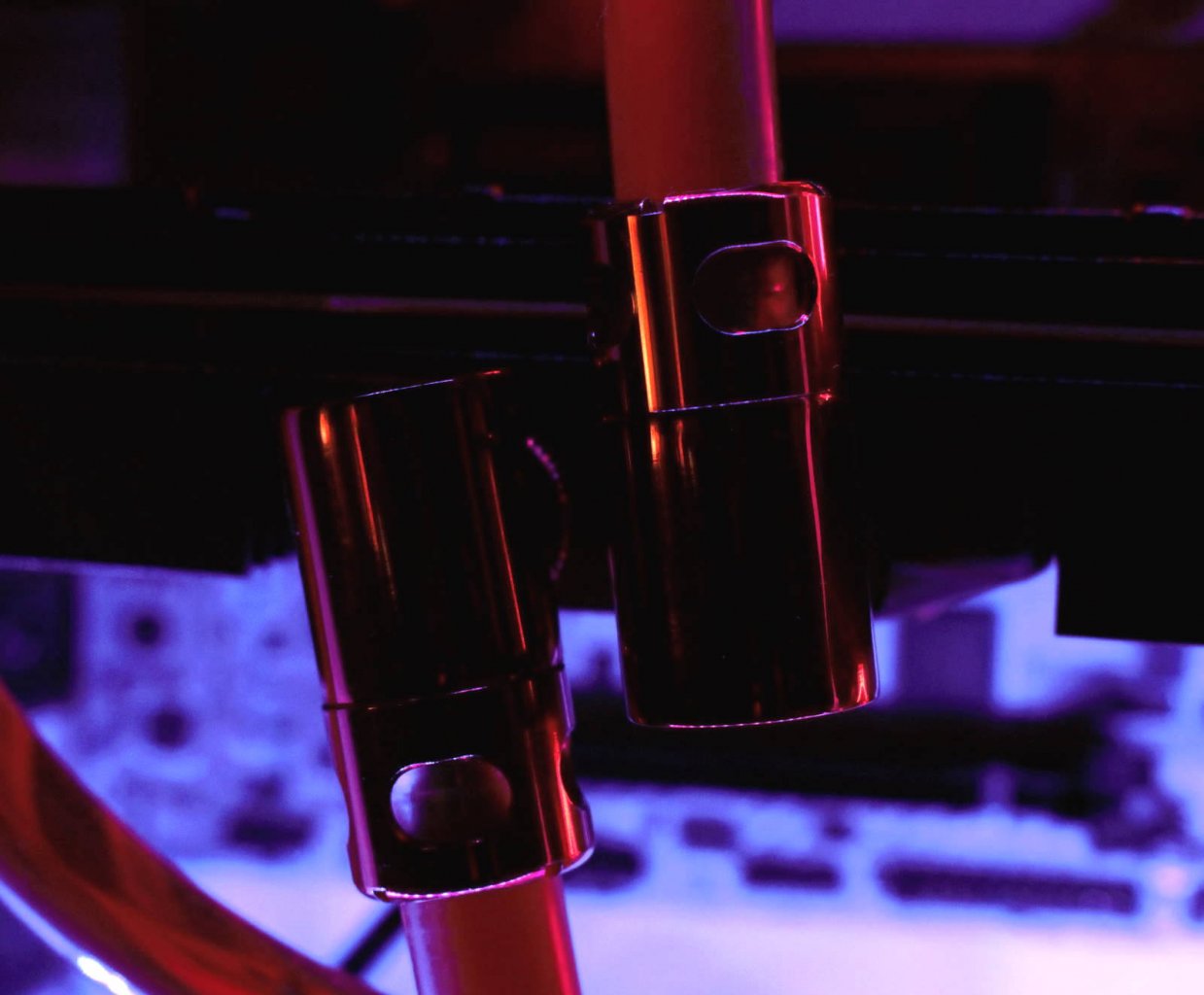 [06/09/2019] Diese metallic-roten 90-Grad-Fittings von Monsoon, in diesem Fall an der Grafikkarte monitiert, sind freilich teurer als Standardfittings.