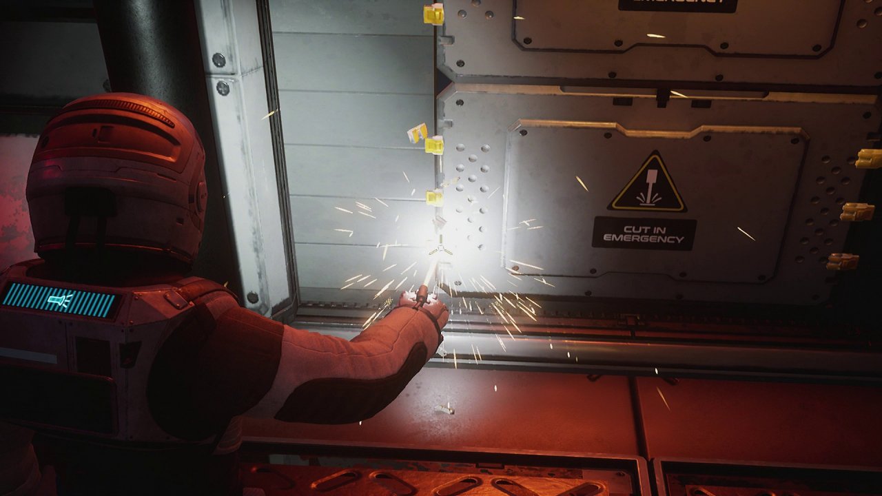 [11/10/2019] Mit dem Plasmabrenner schweißen wir Metallklammern auf.