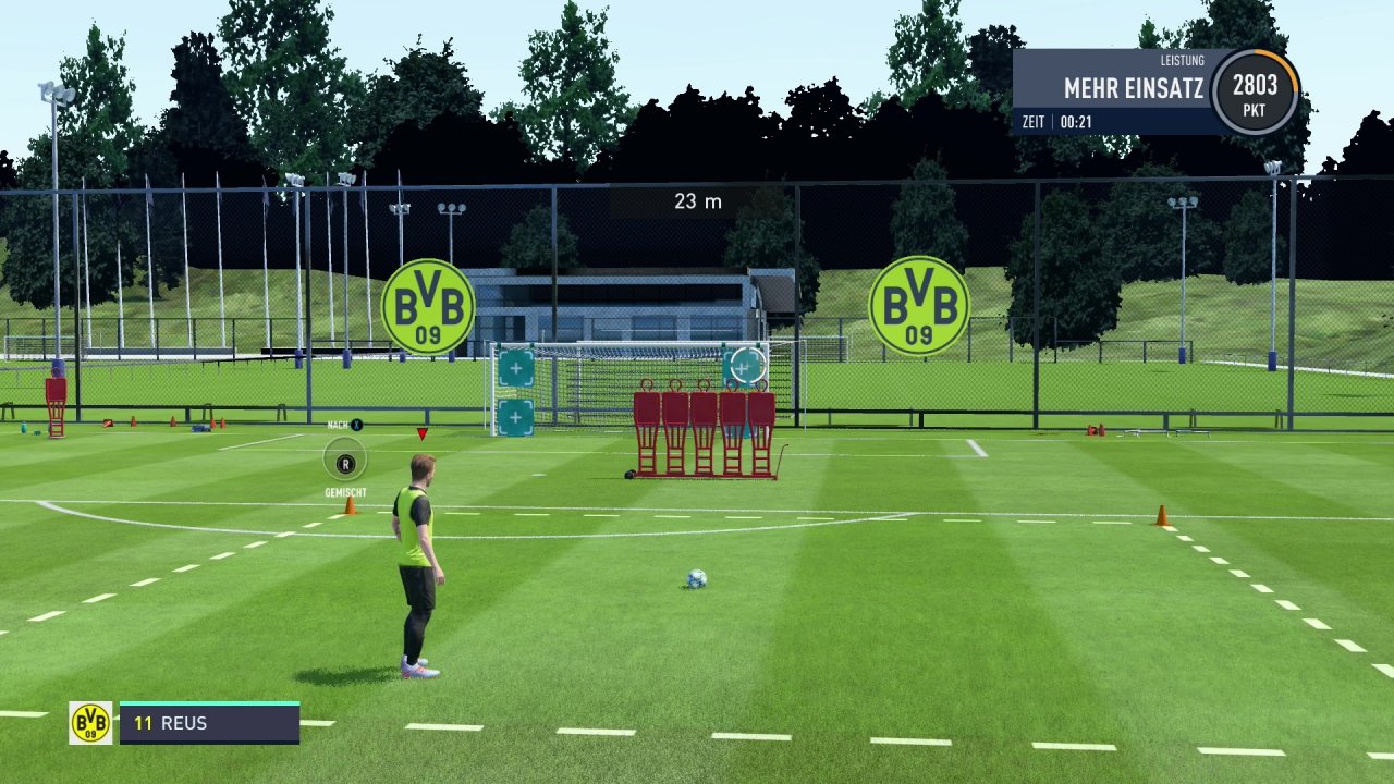 [04/10/2019] Die Position zum Ball legt ihr vor dem Freistoß mit dem rechten Stick fest.
