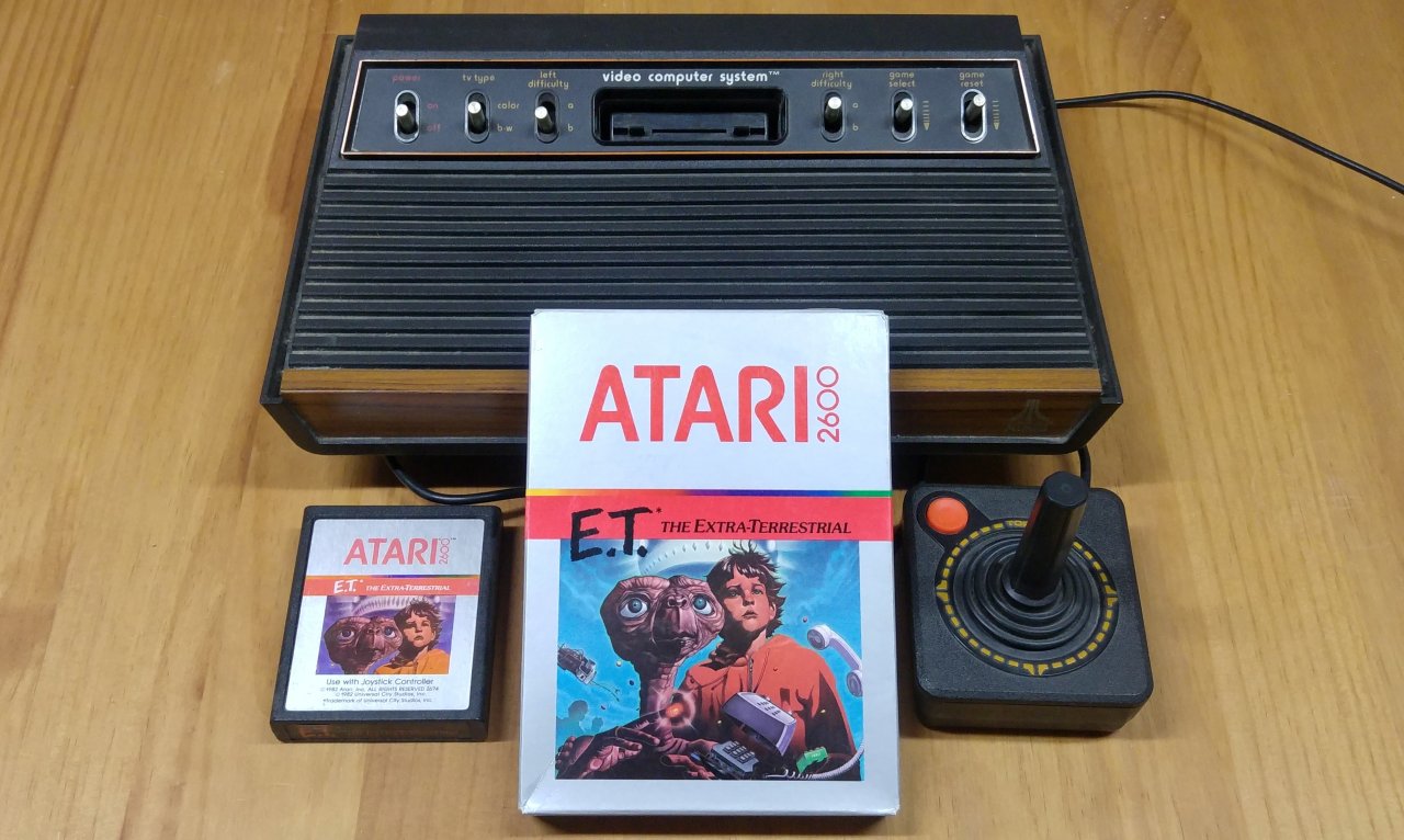 [26/03/2020] So sah das Atari VCS aus liebe Kinder! Links ein E.T. -Modul, daneben die zugehörige Packung und rechts der charakteristische CX40-Joystick. 
