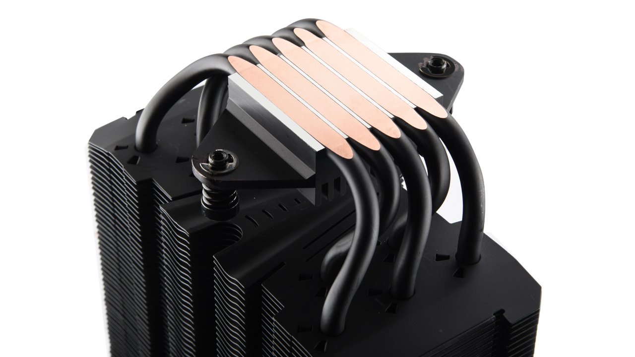 [08/05/2020] Gut bei einem umgedrehten Enermax ETS-T50 Axe zu sehen: die kupferfarbende Kühlfläche wird später den Kontakt zur CPU haben und Wärme aufnehmen, die durch die 5 rohrförmigen Heatpipes in den Bereich mit den Kühlrippen gelangt. Dort sitzt nach der Montage auch noch ein Lüfter.