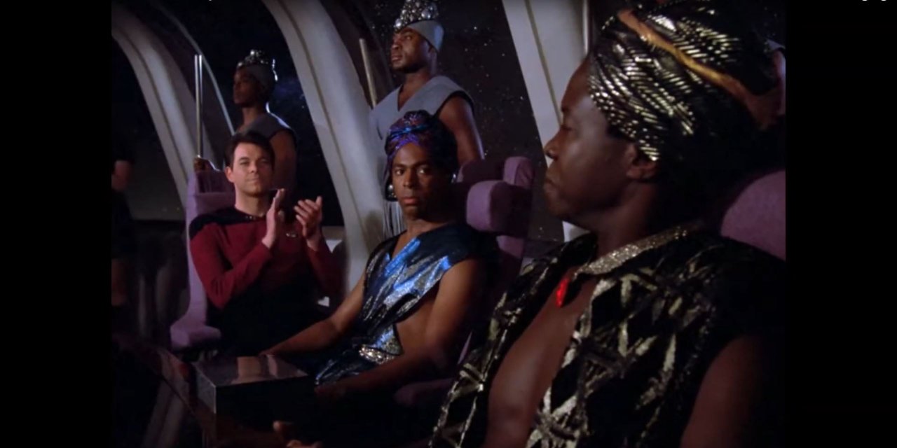 [23/10/2020] Eine sehr ungeschickte Darstellung afrikanischer Stammes-Klischees, kombiniert mit den unangenehmsten Vorurteilen ergibt die Folge „Der Ehrencodex“. &nbsp;