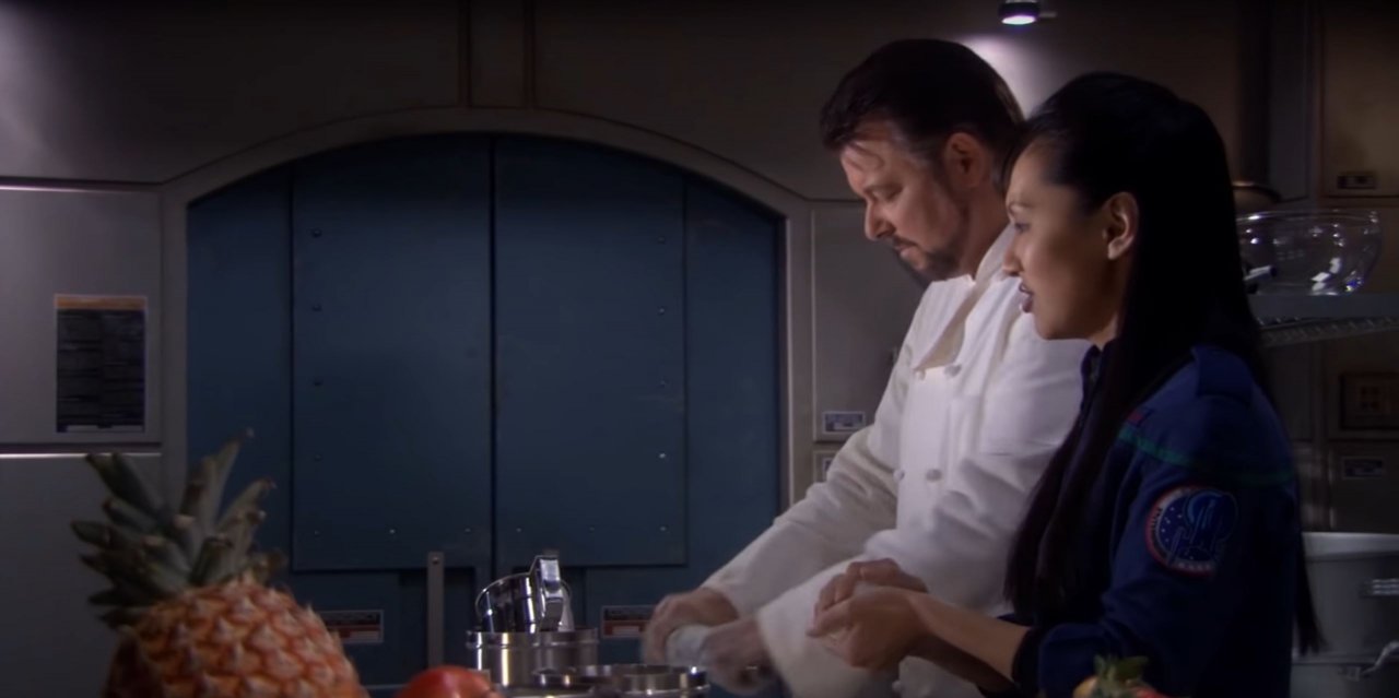 [23/10/2020] Wieder eine gute Idee für ein Staffelfinale: Wir sehen Riker dabei zu, wie er gelangweilt auf der Enterprise herumwandert und Töpfe spült. &nbsp;