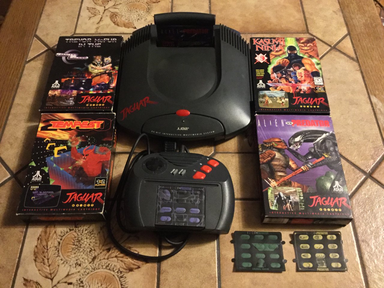 [23/12/2020] In den hübsch gestalteten Atari-Jaguar-Packungen schlummerten neben dem Modul und der Anleitung oftmals kleine Pappkärtchen. Diese klemmte man über die kleine Tastatur des Joypads und konnte anhand der Symbole auf den ersten Blick erkennen, welche Taste welche Funktion auslöste.