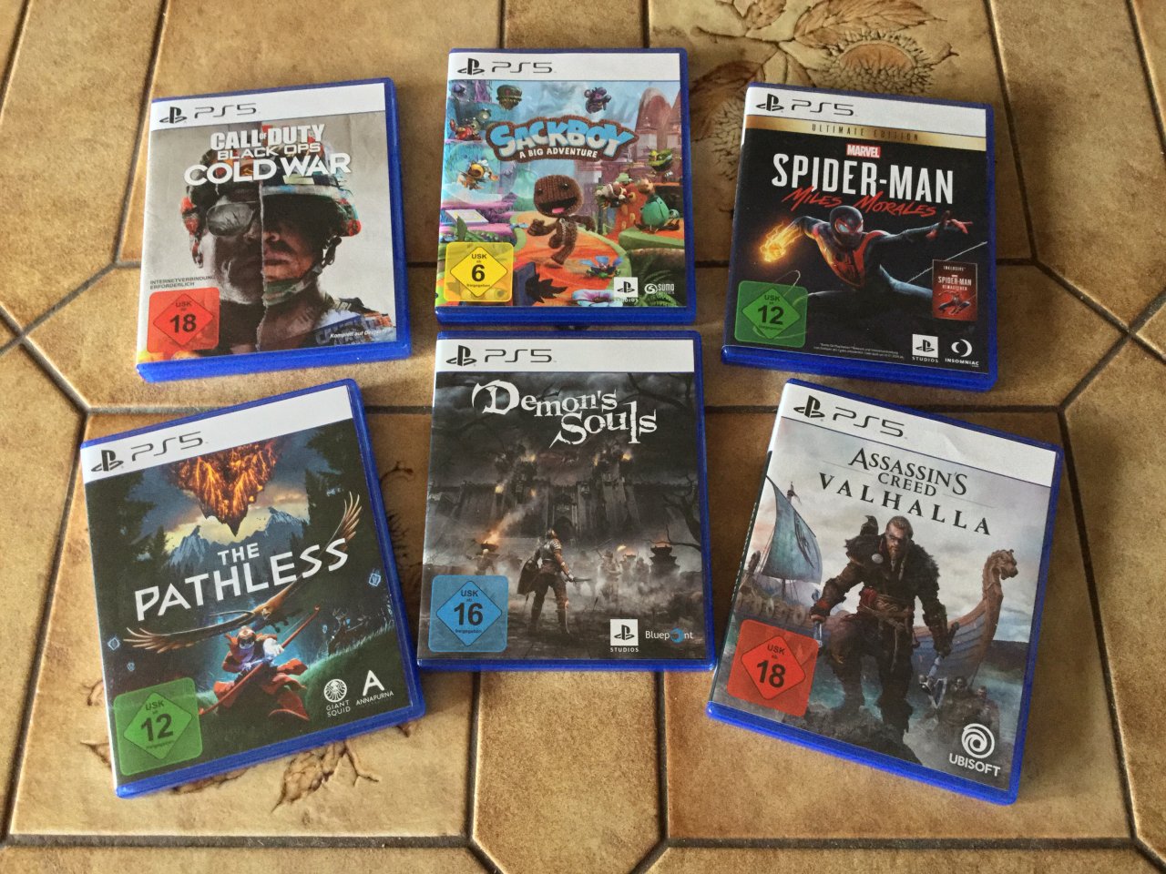 [21/12/2020] Wir haben zugeschlagen! Hier seht ihr eine kleine Auswahl an physischen PlayStation-5-Spielen, die im Gegensatz zur Konsole problemlos erhältlich sind.