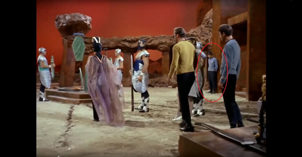 [29/01/2021] Spock hat keine Lust zu meditieren: Wenn sein Captain gerade nicht guckt, entspannt der Vulkanier lieber, indem er sich bequem an eine Säule lehnt. &nbsp;