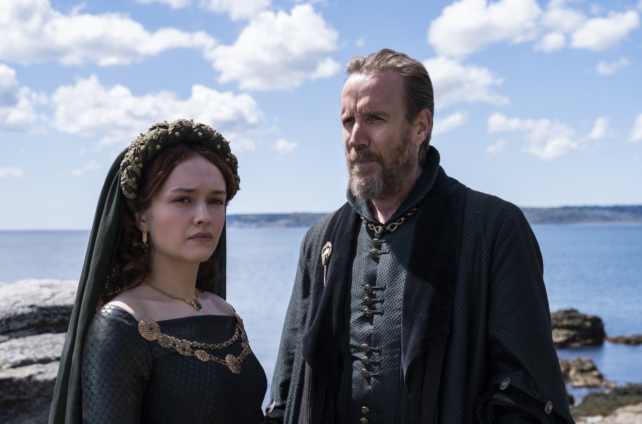 Olivia Cooke und Rhys Ifans als Alicent und Otto Hightower in House of the Dragon
