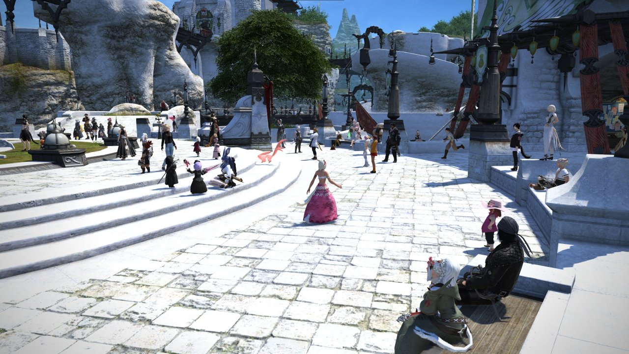 [24/06/2021] Das Sounddesign von FFXIV sucht seinesgleichen. In Städten schwillt ein Hintergrundgemurmel an, wenn sich mehrere Spieler wie hier auf einem Fleck aufhalten. Die vielen kleinen Details lassen die Welt deutlich lebendiger als Azeroth erscheinen.