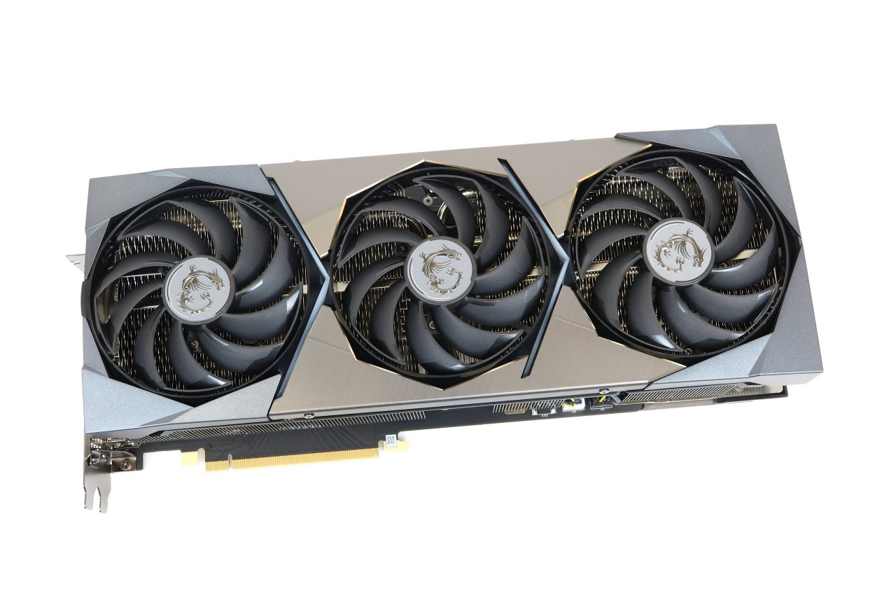 [01/07/2021] Mit satten 33,5 Zentimetern sind die RTX 3070- und 3070 Ti-Modelle der Suprim-Reihe von MSI besonders lang.