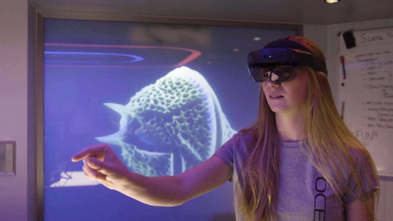 [09/07/2021] Die AR-Anwendung Microsoft Mesh dient als Kommunikationstool für HoloLens. Es verbindet also VoIP-Funktionen mit moderner AR-Technologie. Dies soll neue Möglichkeiten der Interaktion der Gesprächsteilnehmer garantieren.