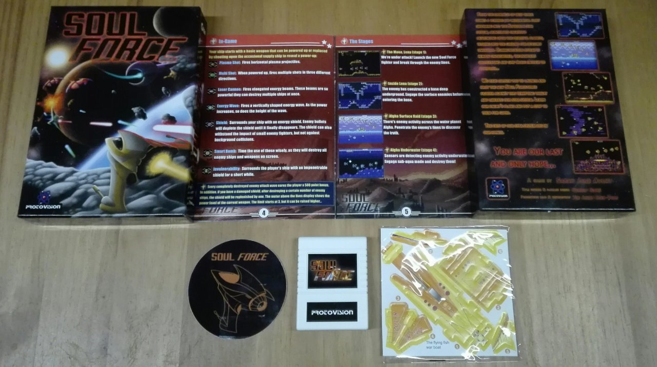[08/10/2021] Spieler lieben Gimmicks. Der Packung des Shoot ’em ups Soul Force liegt zum Beispiel ein kleiner Raumschiffbausatz bei (rechts neben dem weißen Modul