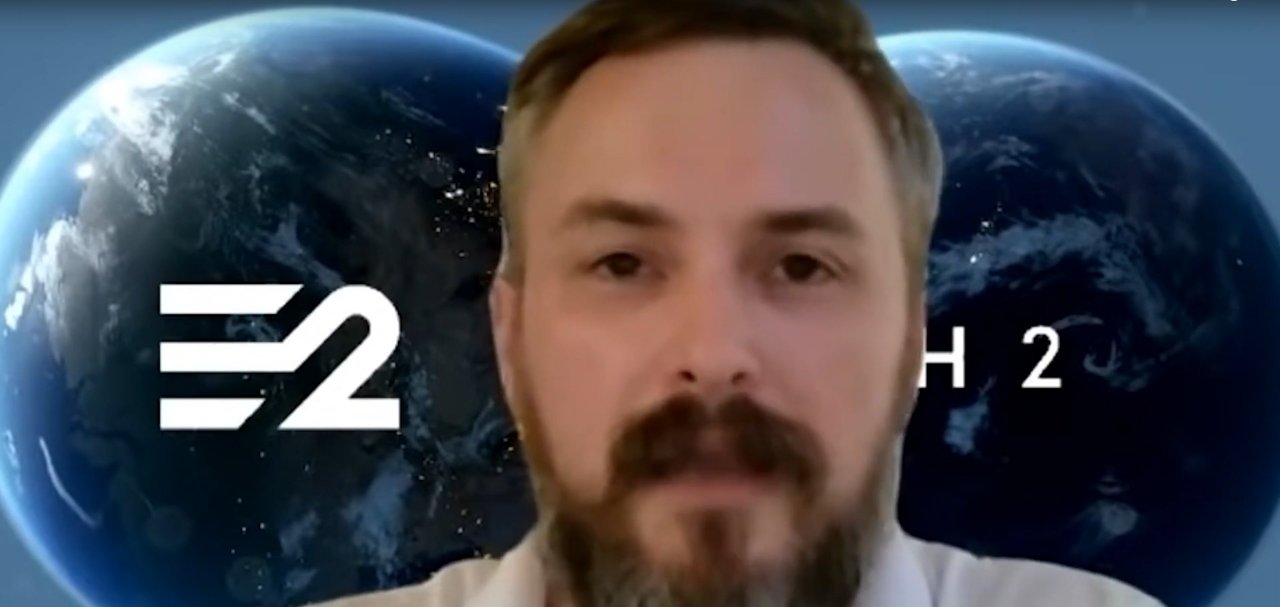 [12/11/2021] Shane Isaac tritt immer wieder in unscharfen Videos auf, um Earth 2 zu bewerben. Dabei ist wichtig zu erwähnen, dass er weder Erfahrung im Videospiele-Sektor noch im Bereich eines derartig titanischen Projektmanagements hat.