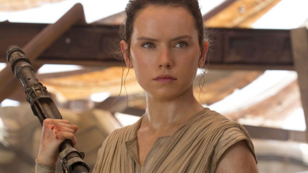 Daisy Ridley als Rey.