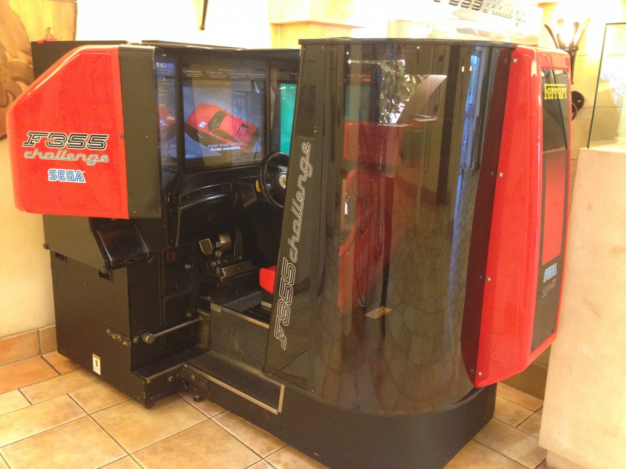[28/06/2022] Der Arcade-Automat von F355 Challenge sorgte aufgrund von drei Bildschirmen für Aufsehen. Jeder Screen wird von einer eigenen Naomi-Platine „bespielt“; ein viertes Naomi-Board kümmert sich darum, dass alles miteinander harmoniert.