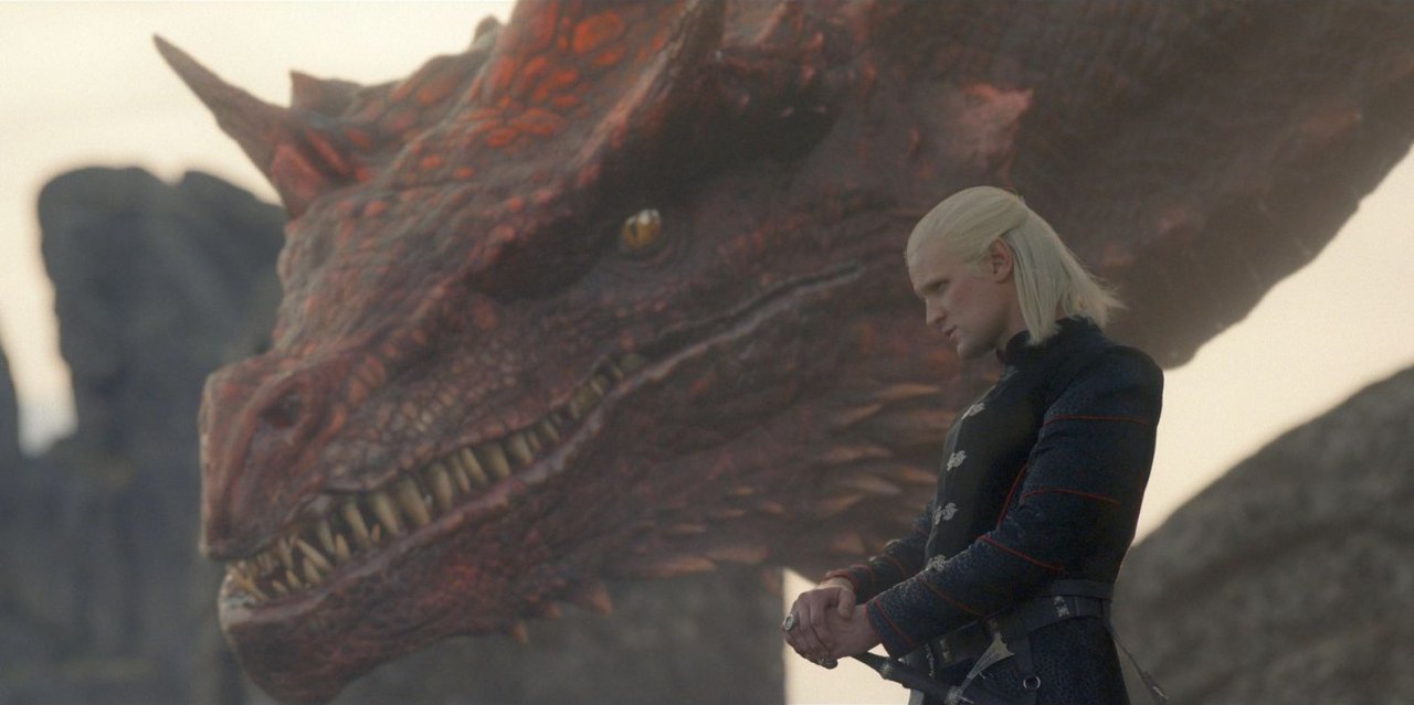 Prinz Daemon Targaryen vor seinem Drachen.