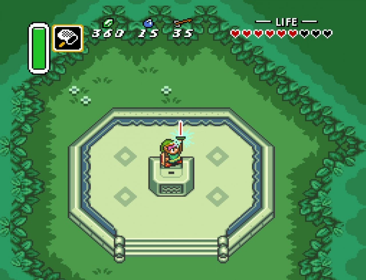 Link zieht in Zelda: A Link to the Past das Masterschwert auf dem steinernen Sockel.