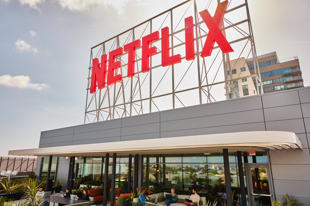 Das Netflix-Logo in großen, roten Lettern.