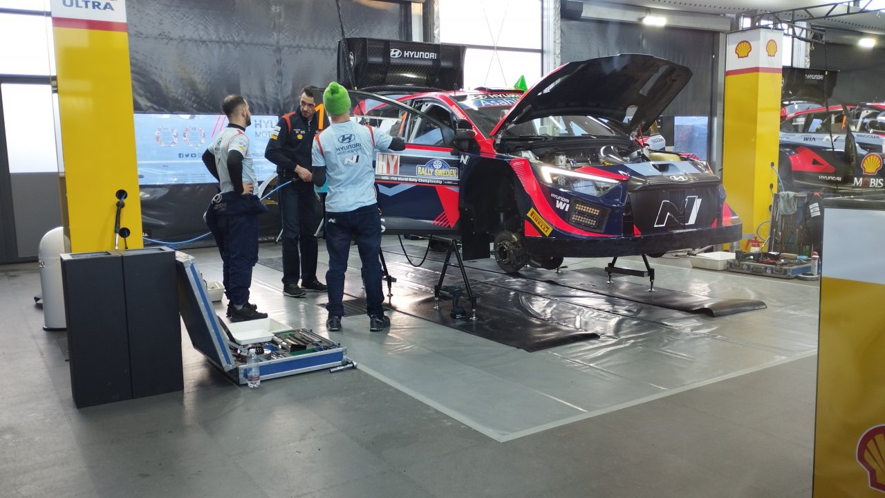 Das Mechaniker-Team von Hyundai Motorsports kümmert sich um einen Wagen