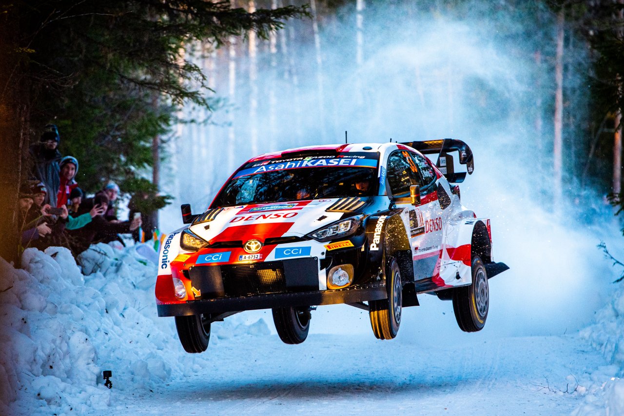 Der Toyota von Elfyn Evans rast über eine Schneepiste