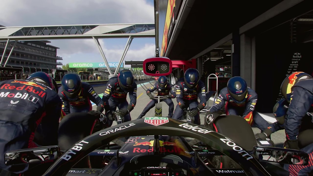 Boxenstopps sind natürlich auch Teil der virtuellen F1-Erfahrung. Im Bild ist wird die Crew von Max Verstappen gezeigt, die den amtierenden Weltmeister in Windeseile mit neuen Reifen versorgt.