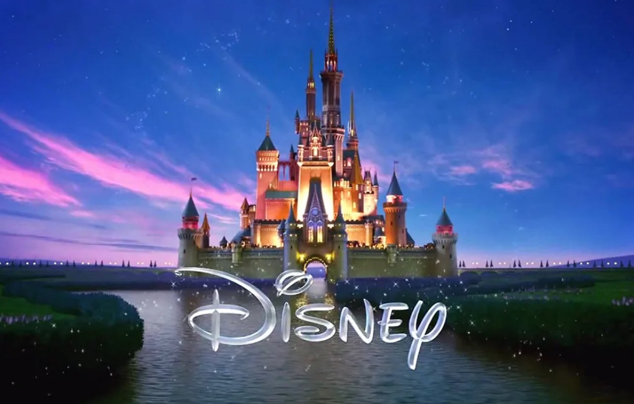 Das Logo von Disney mit Schloss im Hintergrund.