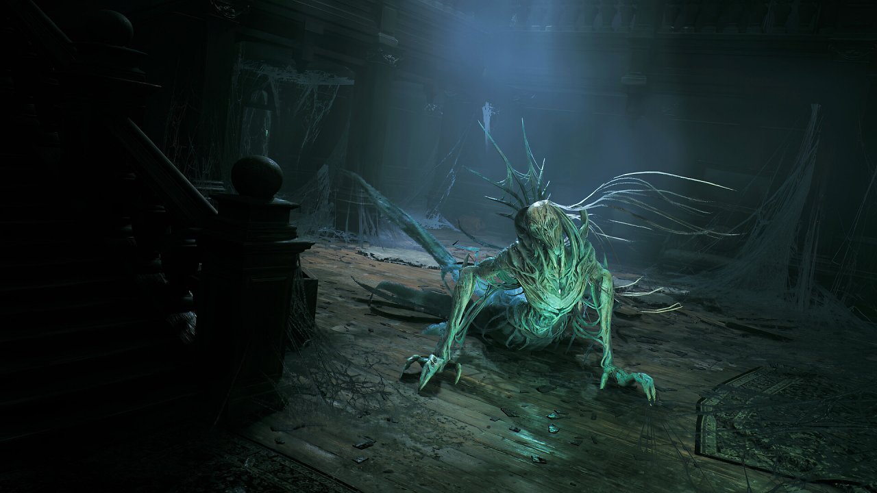 Die Nachtweberin, einer der Bosse aus Remnant 2, liegt ausgemergelt in einem dunklen Haus.