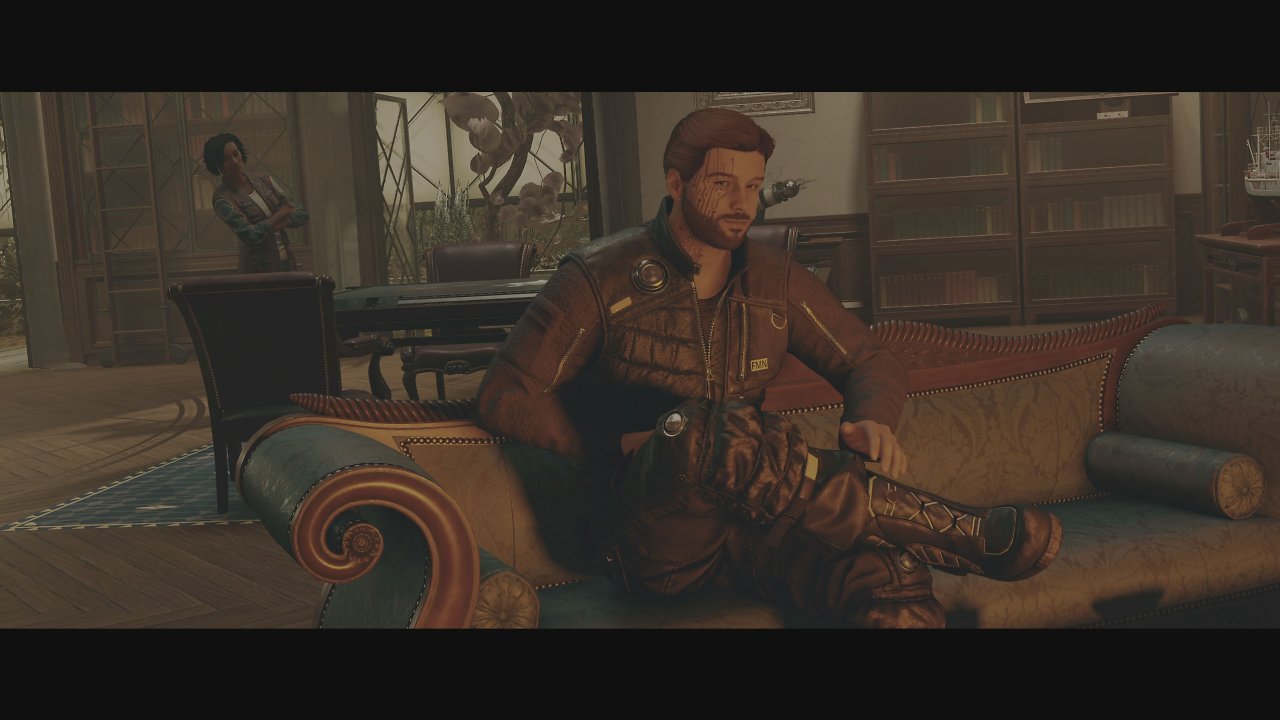Der Hauptcharakter sitzt auf einer Couch