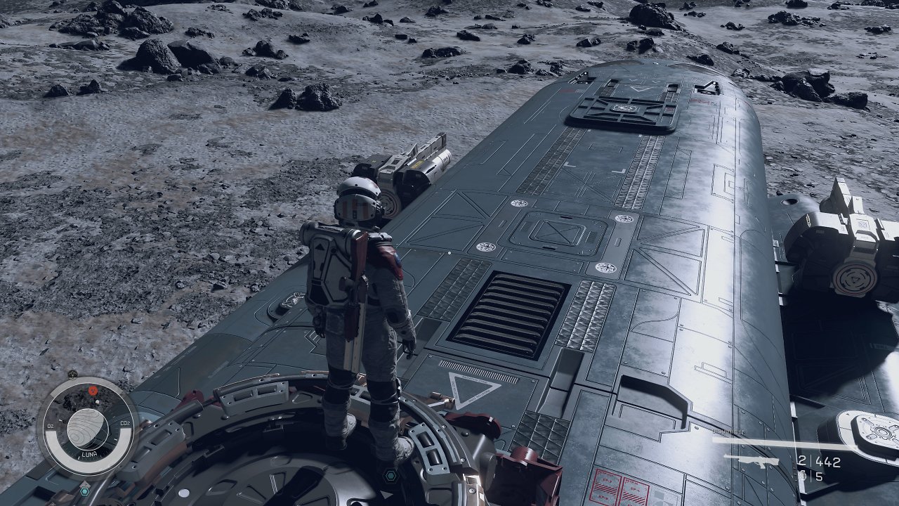 Astronaut steht auf einem Raumschiff