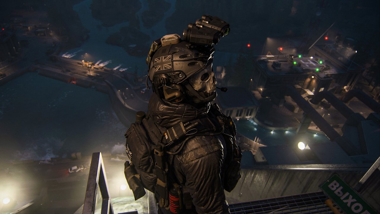 Ein Soldat aus Call of Duty steht über einer Art Militärbasis.