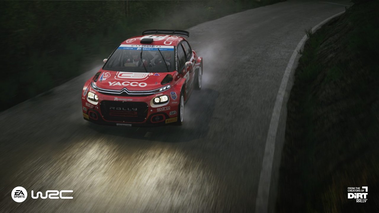 Ein WRC-Auto fährt durch die regnerische Nacht.