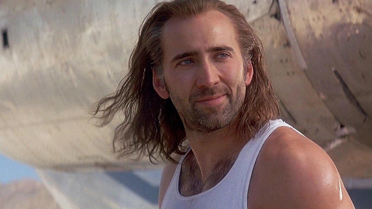 Nicolas Cage mit wehendem Haar.