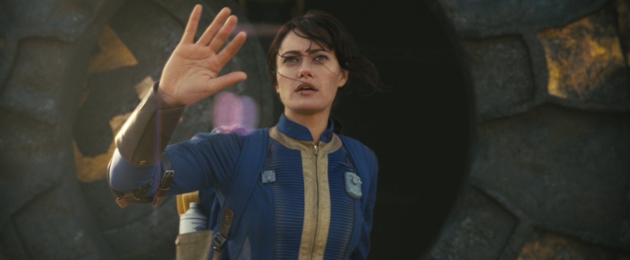 Ella Purnell spielt die Protagonistin Lucy. Ihr Kostüm ist nahezu perfekt dem Spiel nachempfunden.