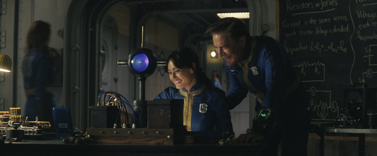 Lucy und ihr Vater sitzen im Vault an der Reparatur eines technischen Geräts
