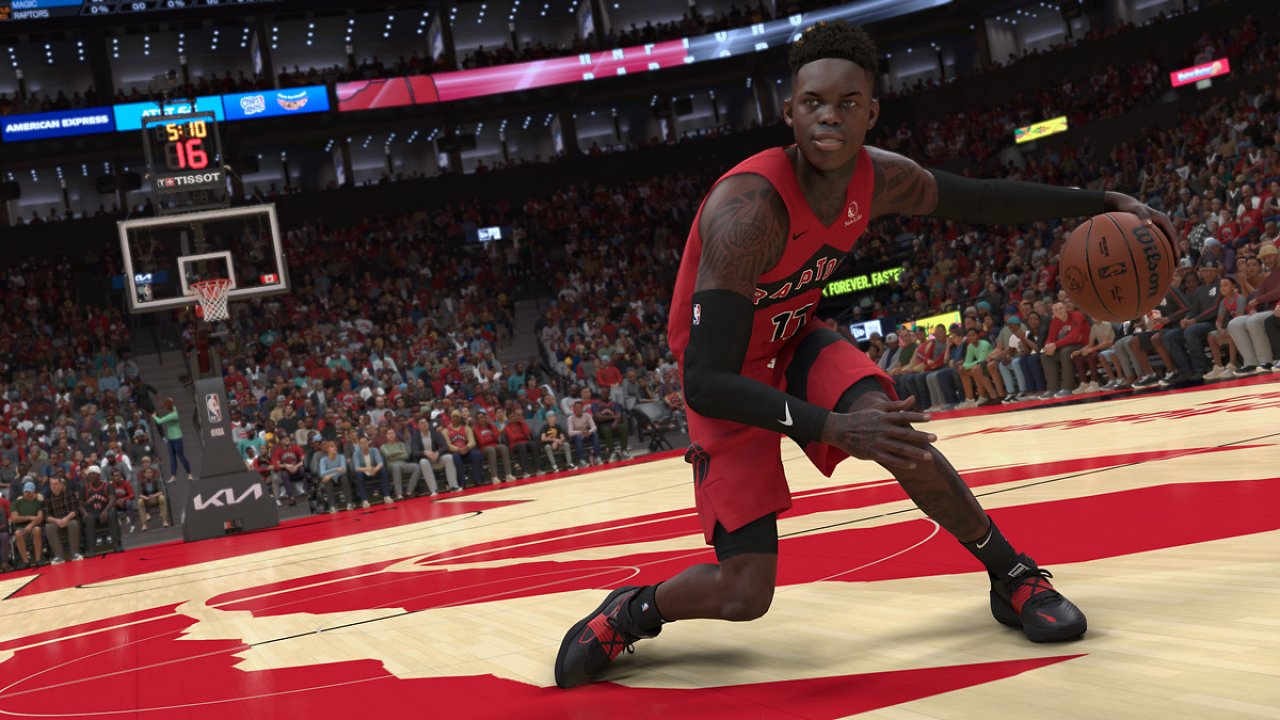 Dennis Schröder dribbelt auf dem Platz