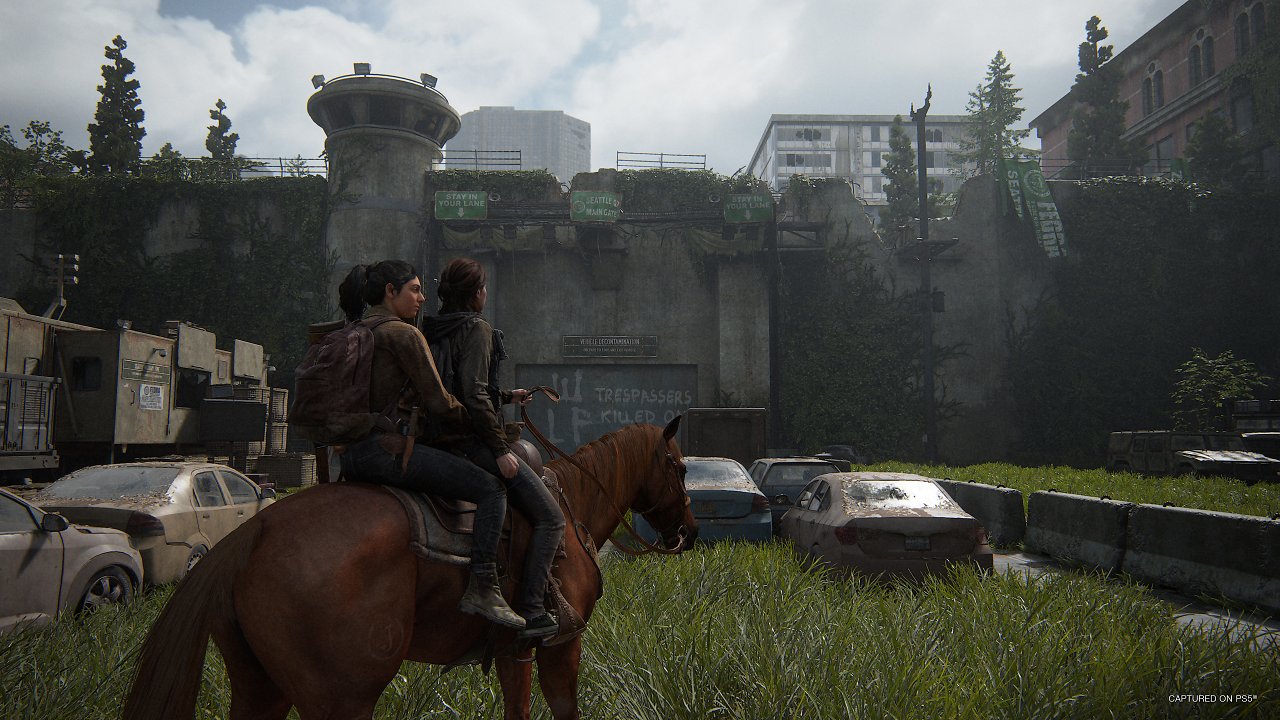 Ellie und Dina in The Last of Us 2 Remastered
