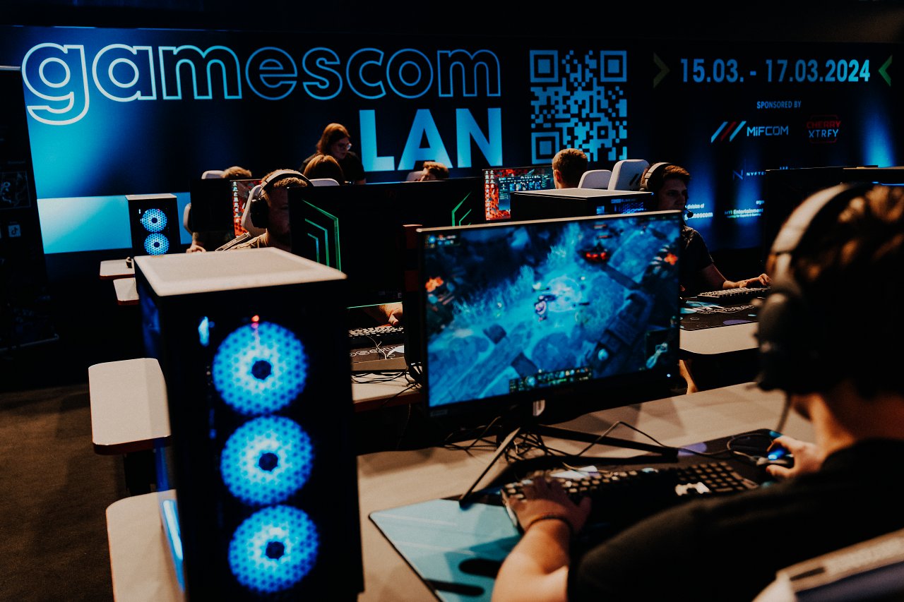 Spieler am PC mit gamescom LAN-Schriftzug