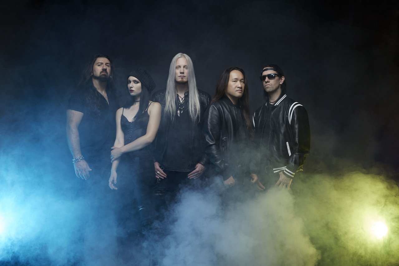 Eine Band steht im Nebel