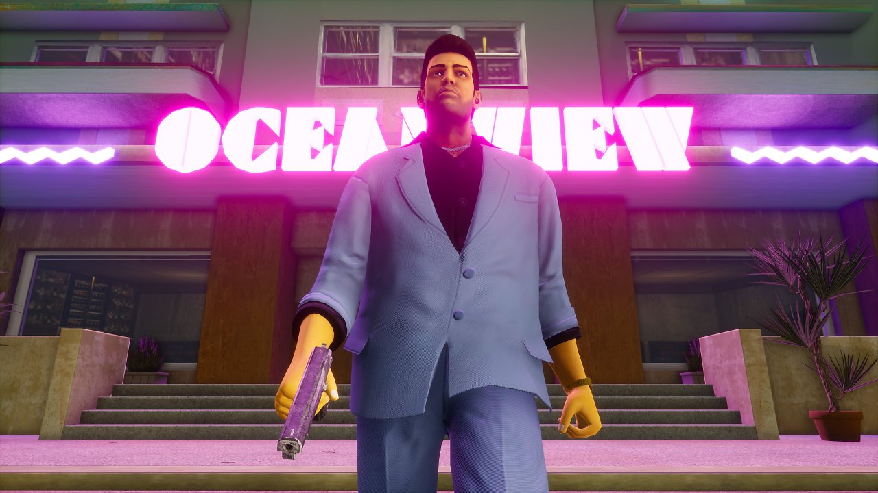 Tommy Vercetti vor dem Ocean View Hotel in Vice City