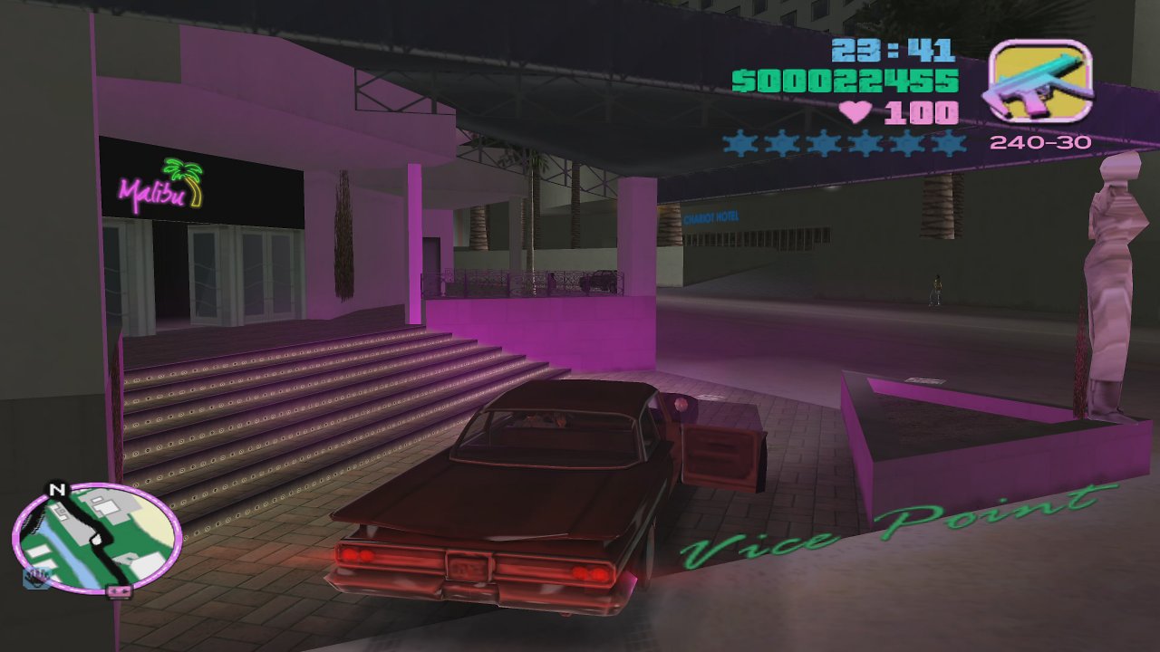 Ein Auto steht in Vice City vor dem Malibu Club