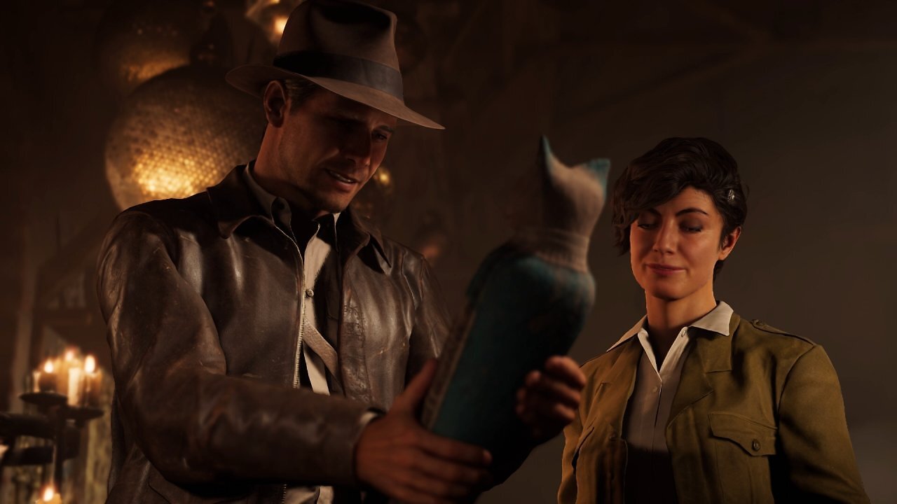 Indiana Jones inspiziert einen Gegenstand