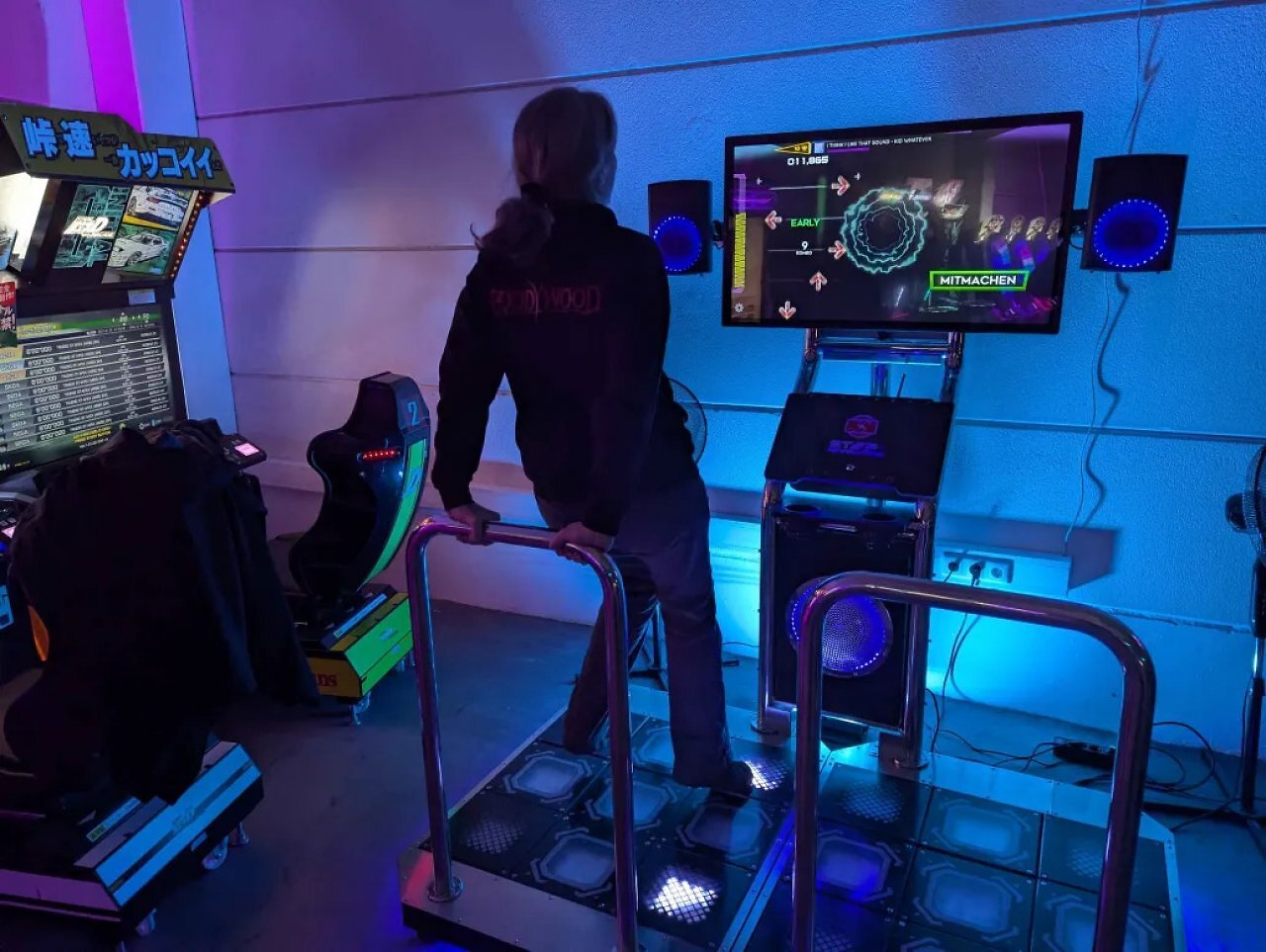 Person auf einem Stepmania Automaten