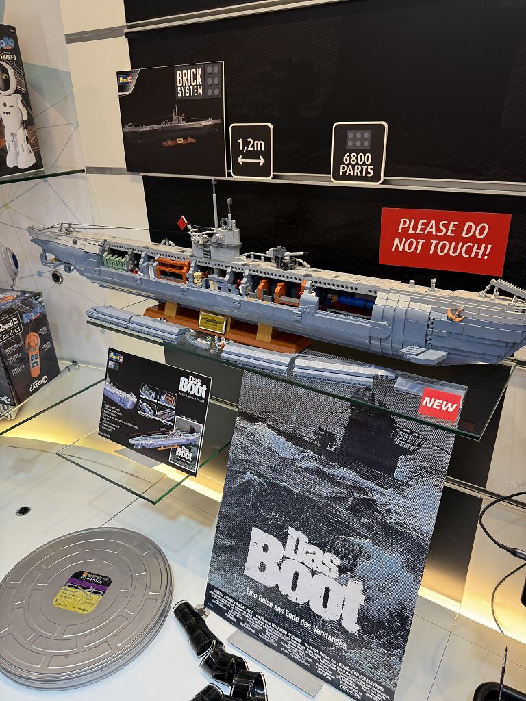 Ein Klemmbausteinboot von Revell