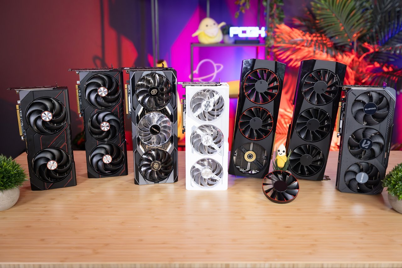 Diverse Custom-Modelle der Radeon RX 9070 und 9070 XT nebeneinander aufgestellt.